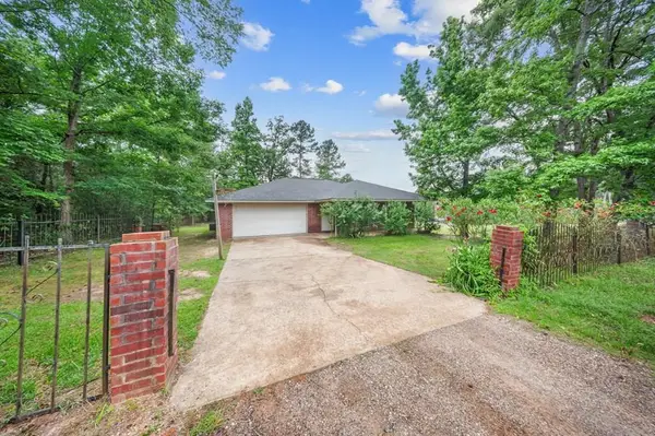 402 Rainwood Drive, Lufkin, TX 75901