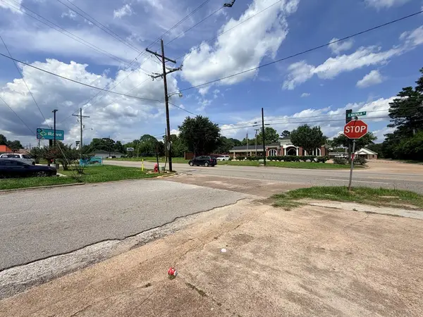502 S Magnolia St, Woodville, TX 75979