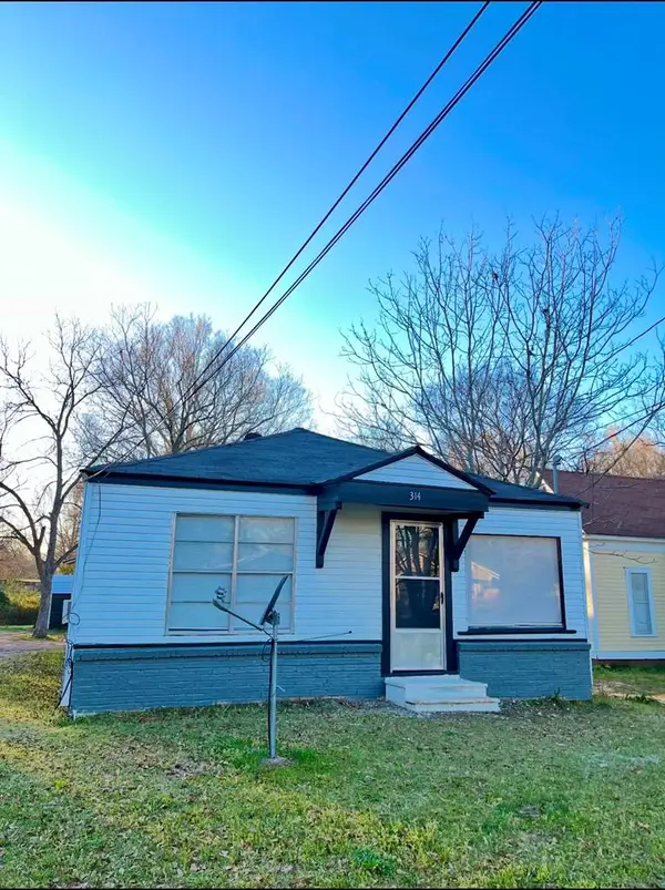 314 Logansport Street, Center, TX 75935