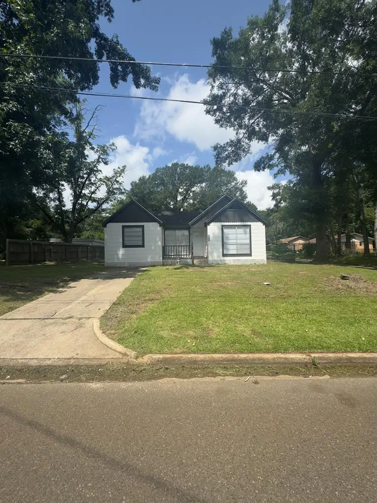 221 N Sanders St, Nacogdoches, TX 75964 - #2