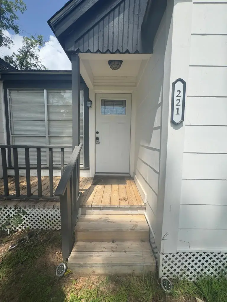 221 N Sanders St, Nacogdoches, TX 75964 - #3