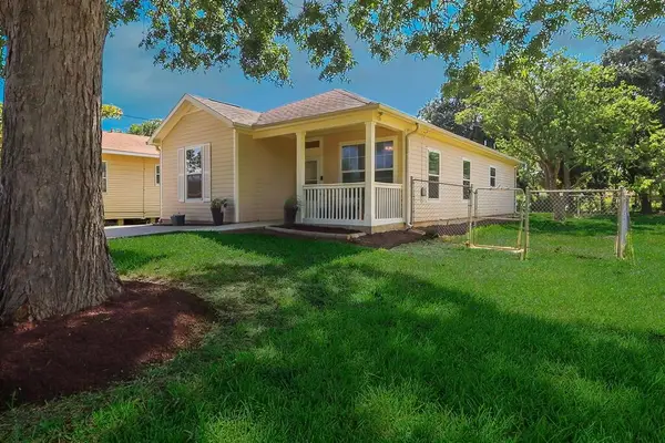 203 3rd St N, Texas City, TX 77590