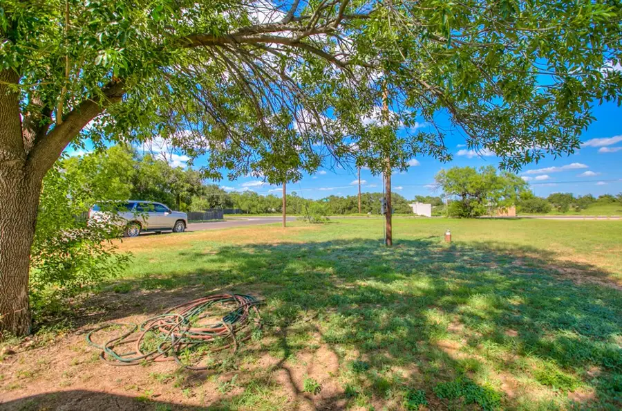 209 E 28th St, San Angelo, TX 76903 - Image #2