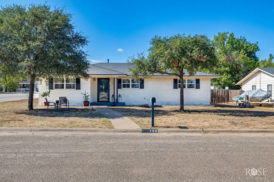 106 Sargent Ave, Ballinger, TX 76821 - Image #2