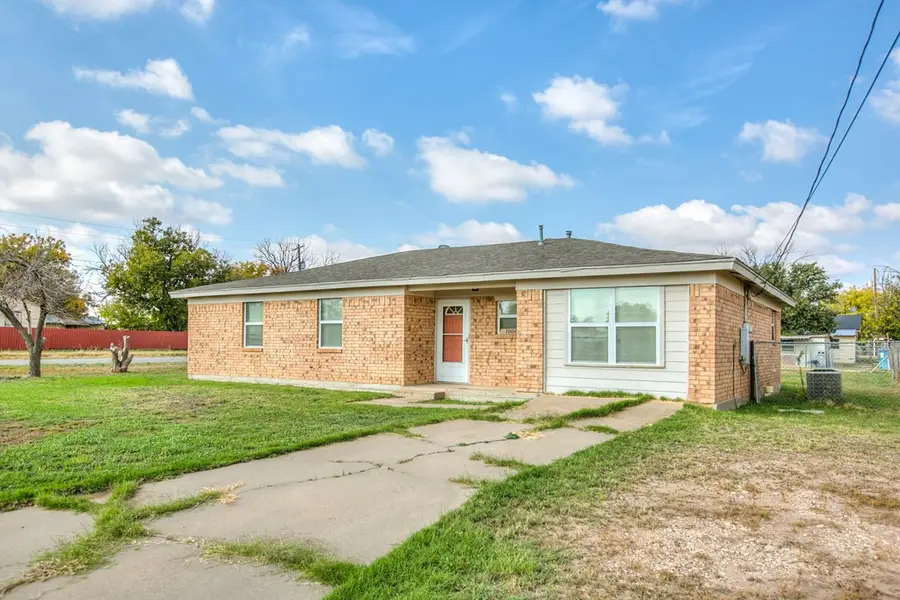 1008 Country Club Rd, Ballinger, TX 76821 - Image #2