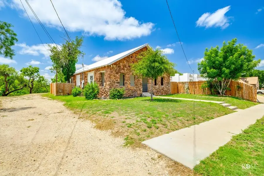 415 E Harris Ave, San Angelo, TX 76903 - Image #2