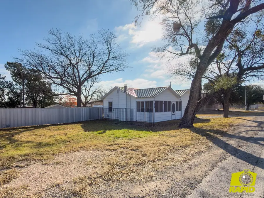 220 N Broadway St, Mertzon, TX 76941 - Image #2