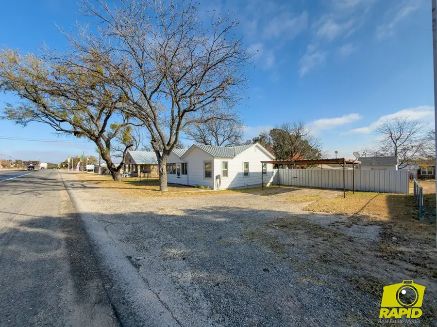 220 N Broadway St, Mertzon, TX 76941 - Image #3