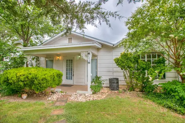 405 W James Avenue, Mertzon, TX 76941
