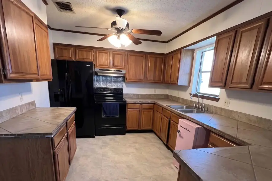 411 W Main Avenue, Mertzon, TX 76941 - #2