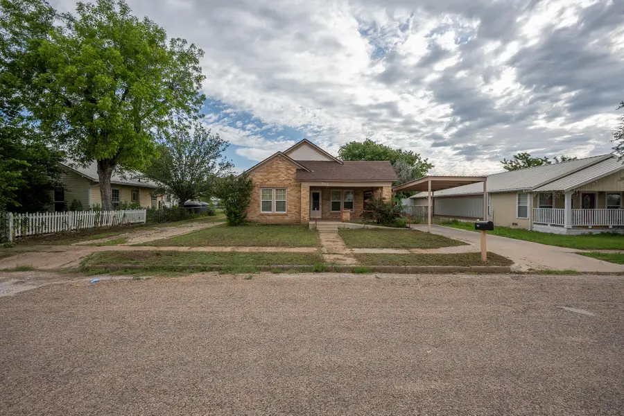 902 N 10th Street, Ballinger, TX 76821 - #3