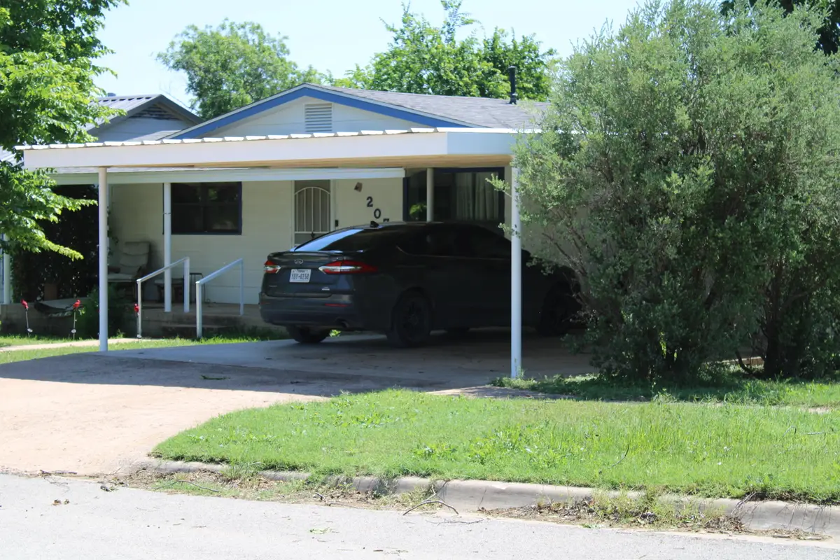 207 Hamilton Avenue, Ballinger, TX 76821 - #1