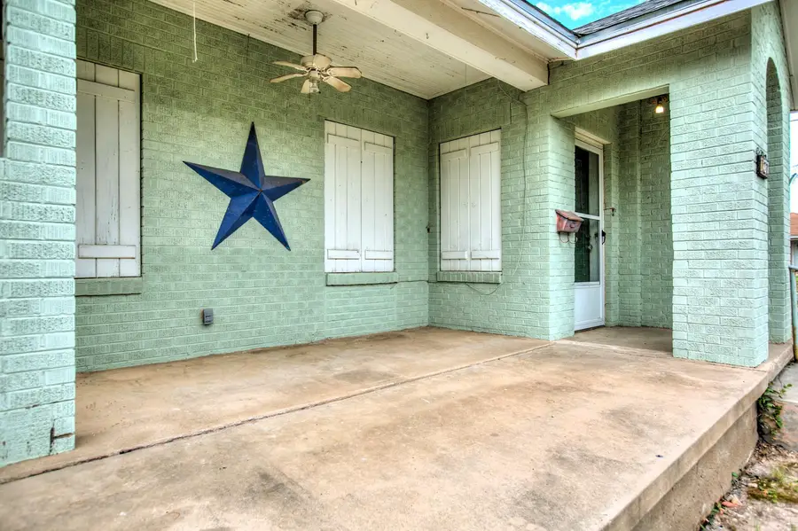 127 W Ave B, San Angelo, TX 76903 - #2