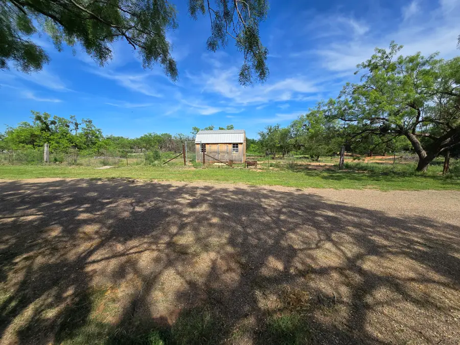 700 E Holmes Avenue, Bronte, TX 76933 - #2