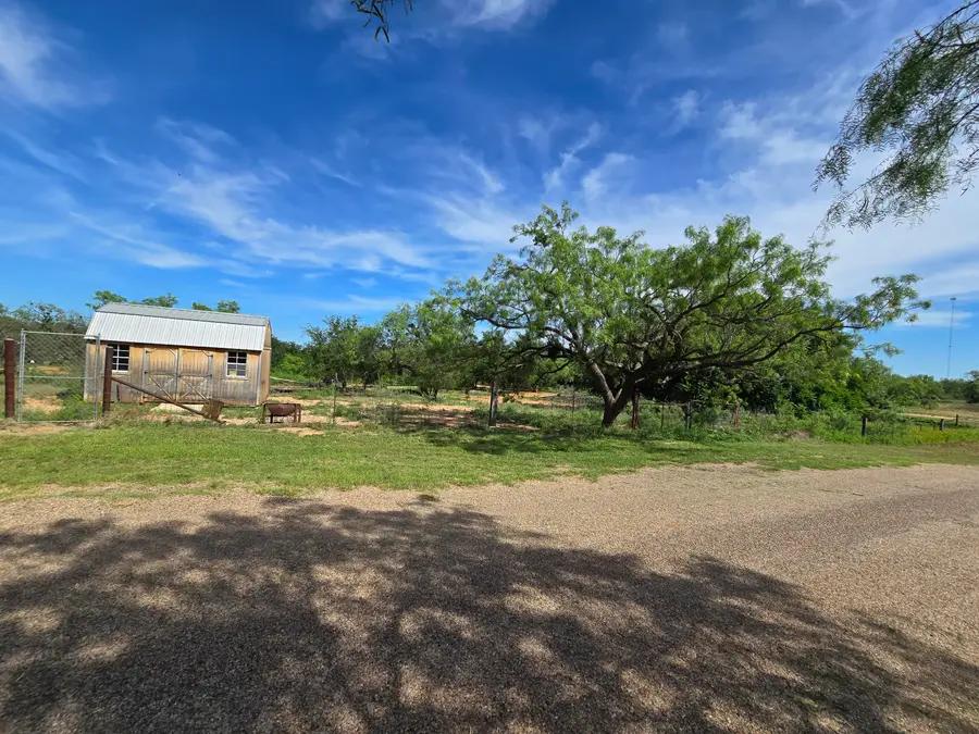 700 E Holmes Avenue, Bronte, TX 76933 - #3
