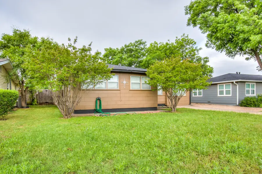 703 N 3rd Street, Ballinger, TX 76821 - #2