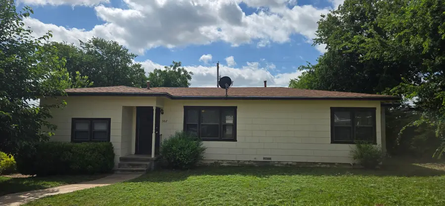 307 Pou Avenue, Ballinger, TX 76821 - #2