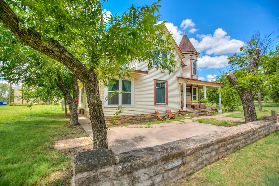 205 N 9th Street, Ballinger, TX 76821 - #2