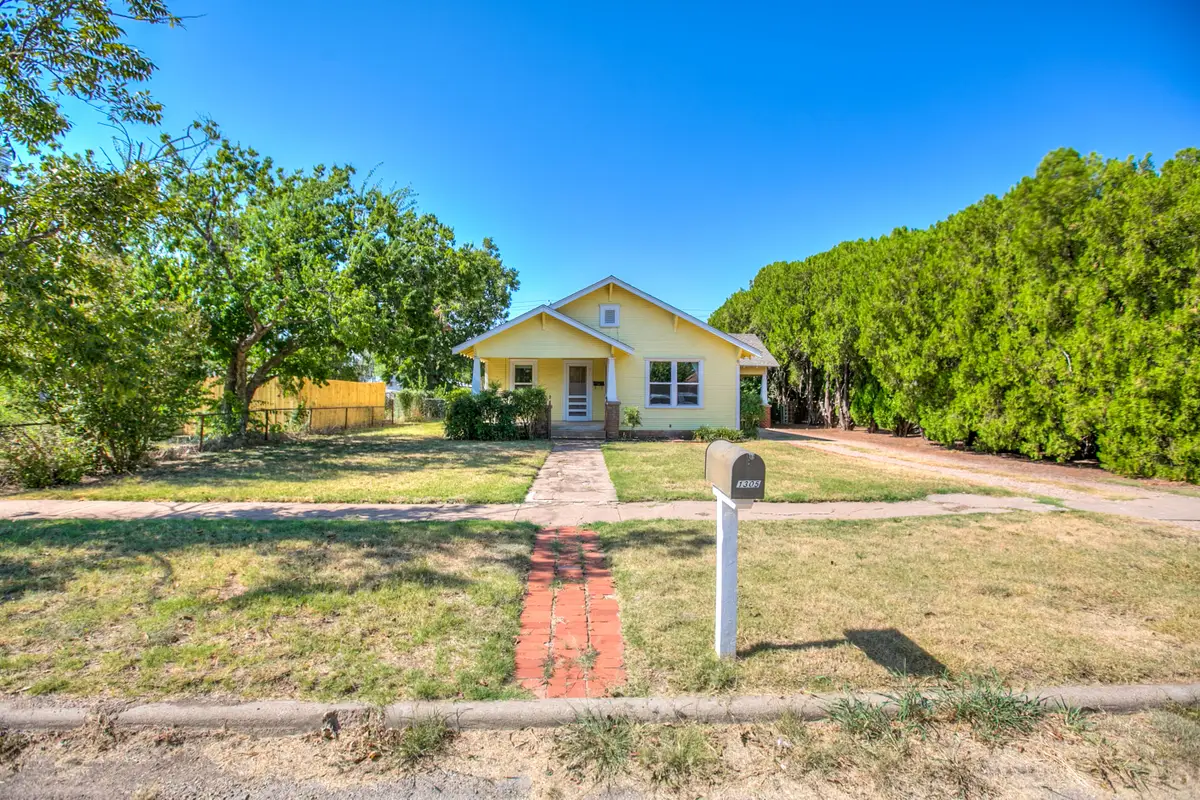 1305 N 8th Street, Ballinger, TX 76821 - #1