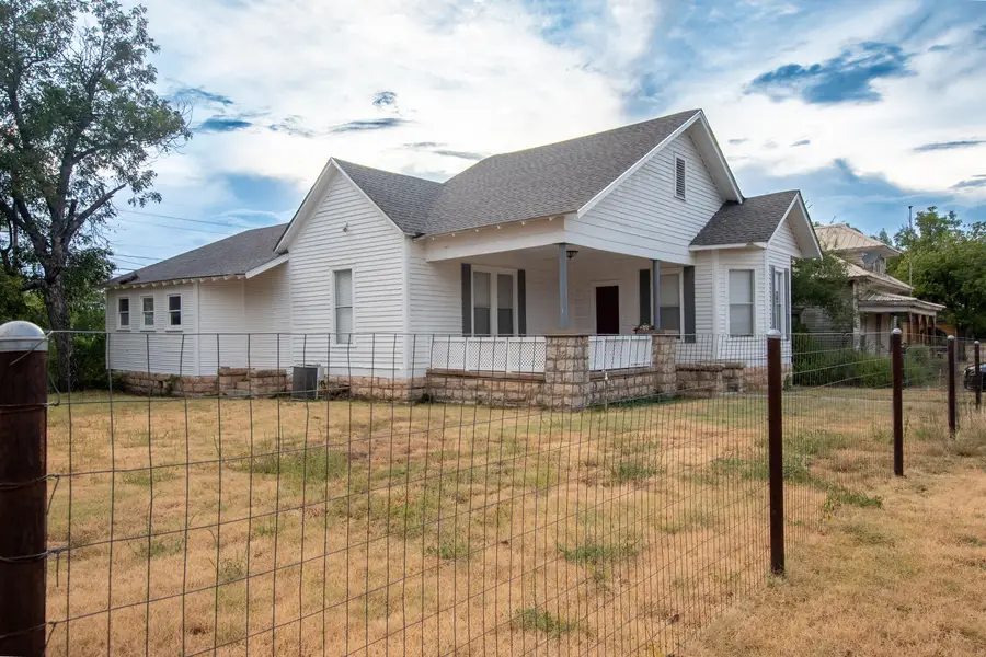405 N Broadway Street, Ballinger, TX 76821 - #2