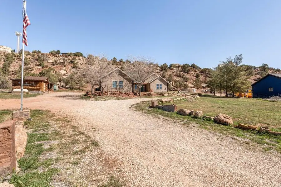1892 N Golden Delicious Dr, Apple Valley, UT 84737 - #3