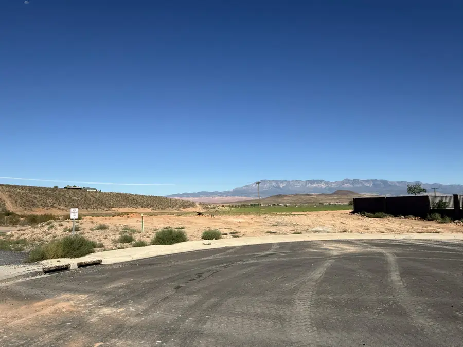 1078 W Rock View Dr #16, Hurricane, UT 84737 - #2