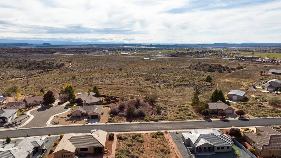 1084 E Country Club Dr, Kanab, UT 84741 - #2