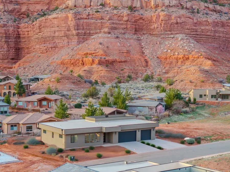 587 E El Valle Dr, Kanab, UT 84741 - #2