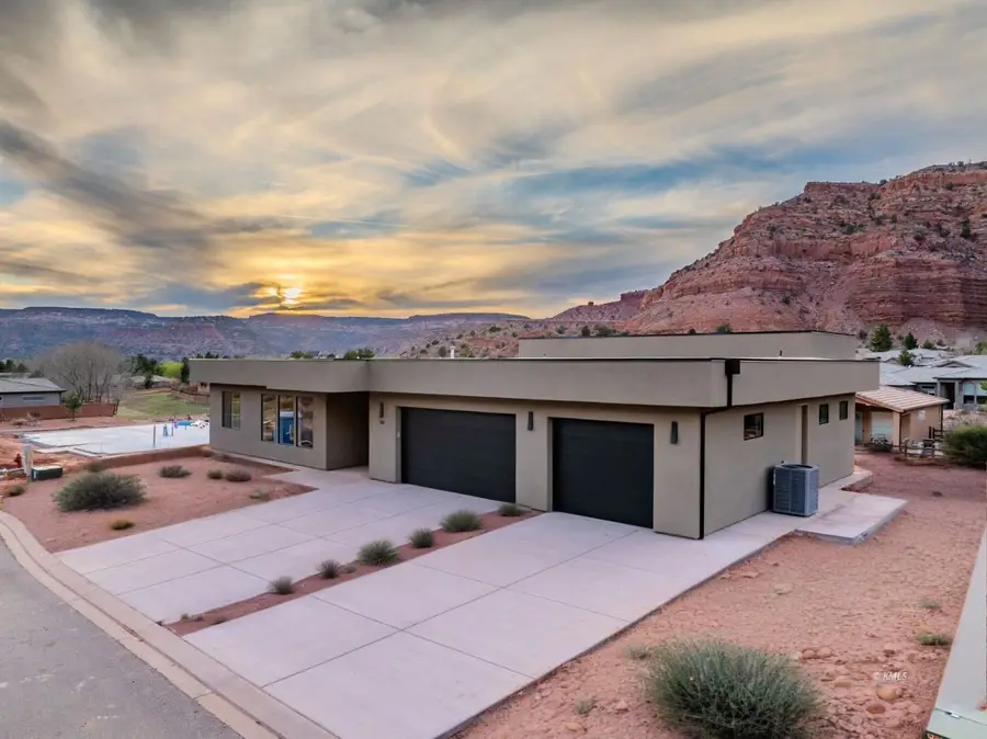 587 E El Valle Dr, Kanab, UT 84741 - #3