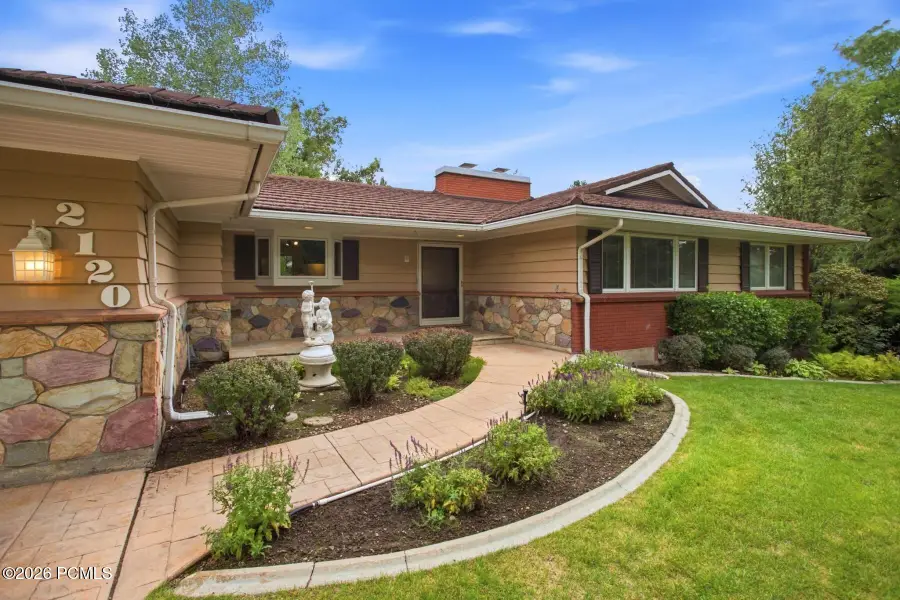 2120 E Applewood Avenue, Holladay, UT 84121 - #3
