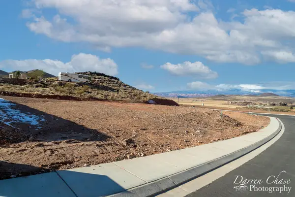 3270 S Cliffs Dr, Hurricane, UT 84737