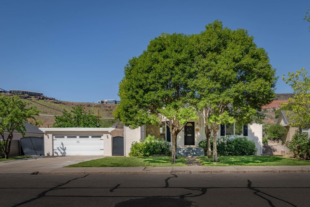 332 S 100 St, St UT 84770 ERA