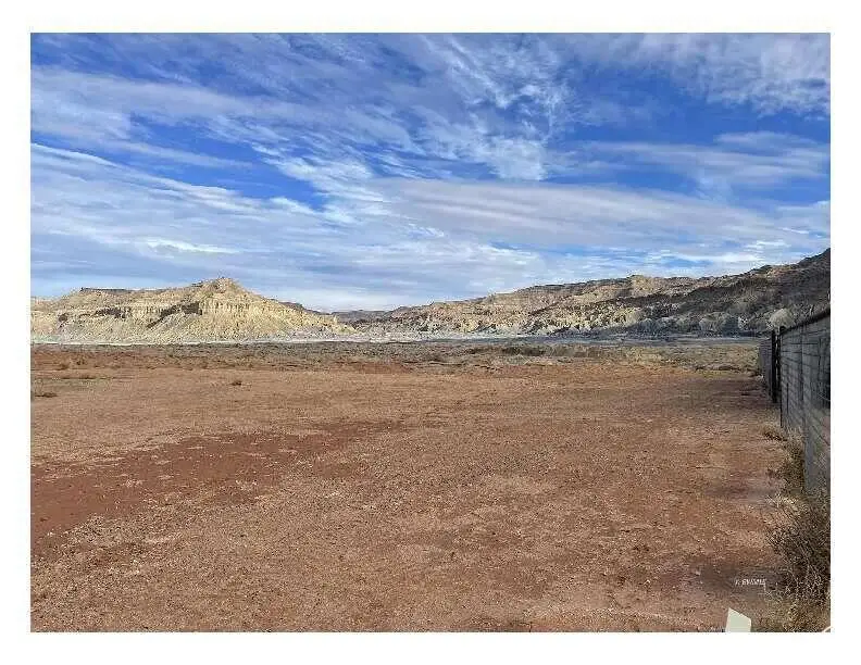 27 Independance Way, Big Water, UT 84741 - Image #1