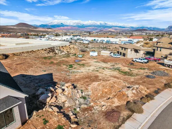 2202 S Angel Heights Dr, Hurricane, UT 84737