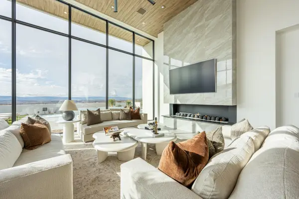 92 E Colima Rd, Washington, UT 84780