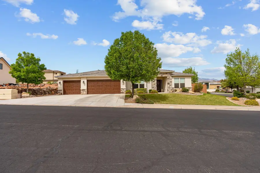2204 W Courtyard Dr, Saint George, UT 84770 - #3