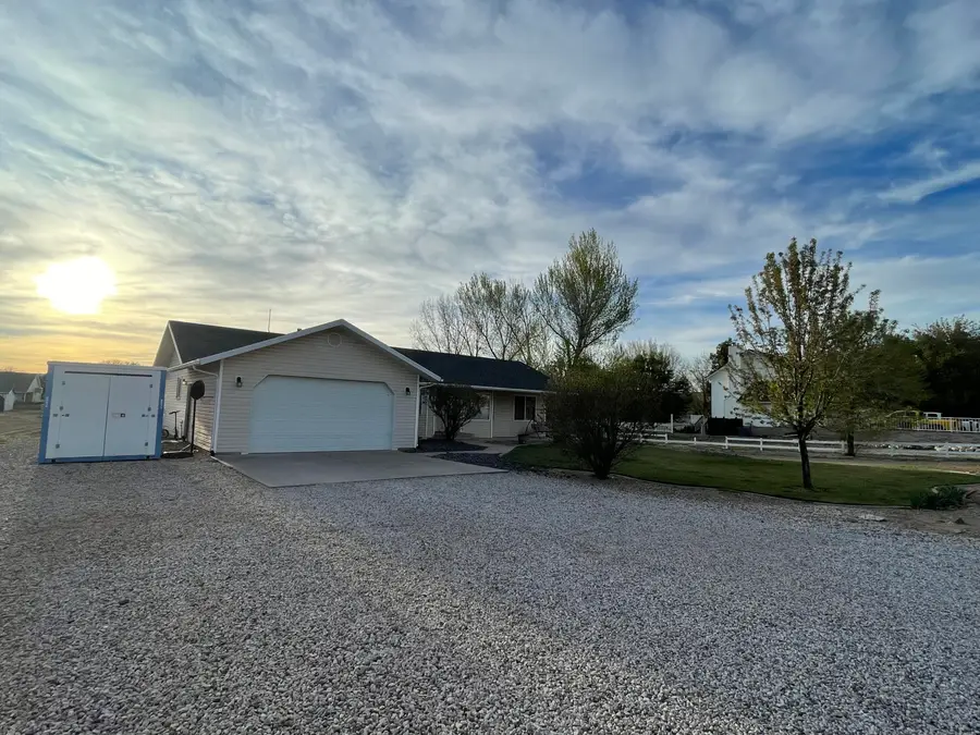 8129 N Diamond Valley Dr, Saint George, UT 84770 - #2