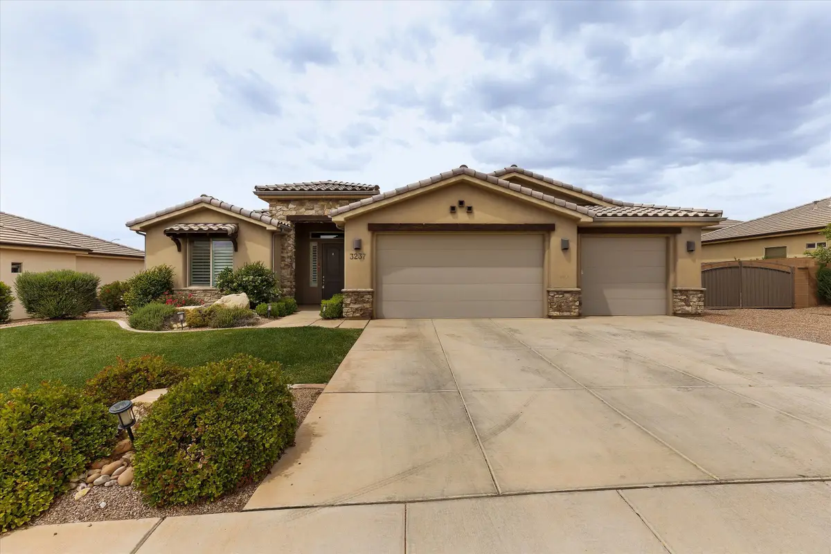 3237 E Crimson Ridge Dr, Saint George, UT 84790 - #1