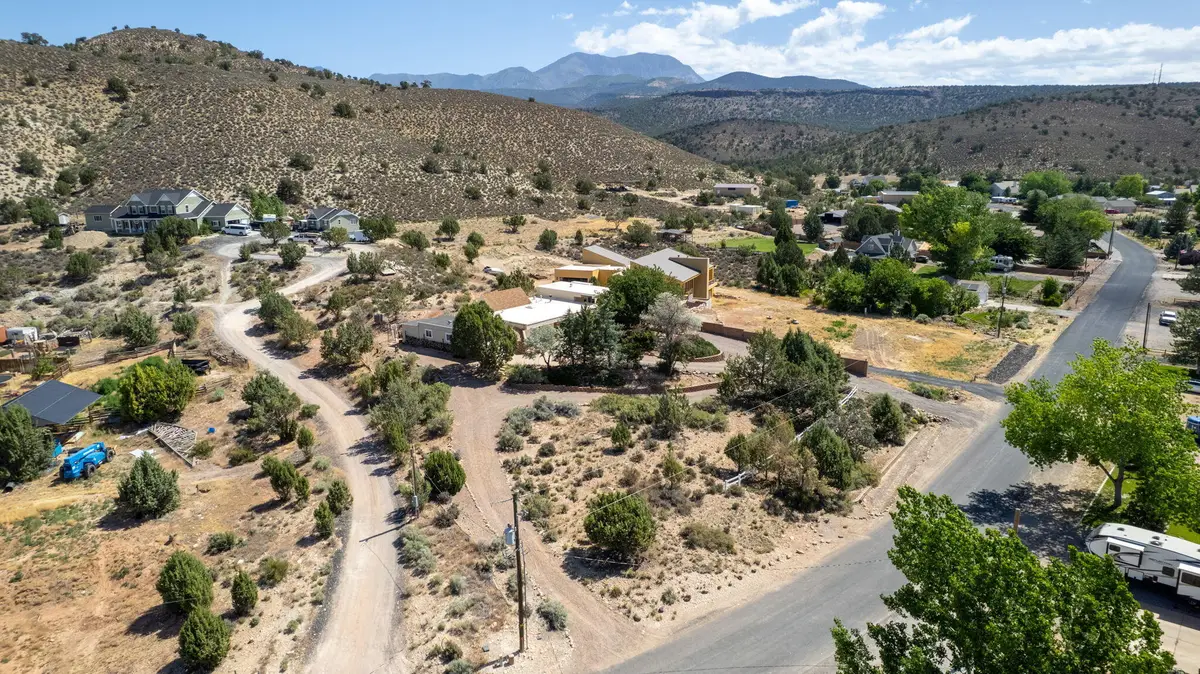 1122 W Diamond Valley Dr, Saint George, UT 84770 - #1