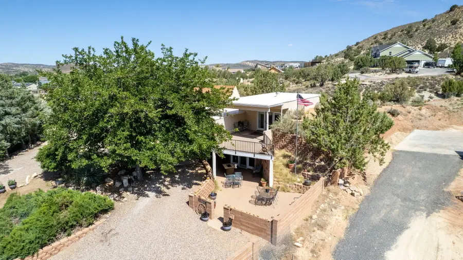 1122 W Diamond Valley Dr, Saint George, UT 84770 - #2