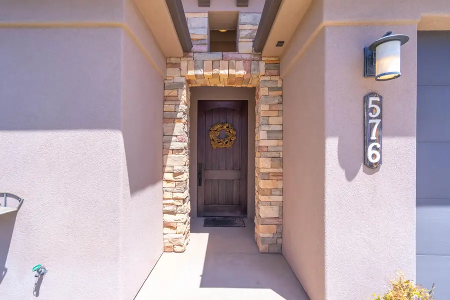 576 N Sun Rock Way, Washington, UT 84780 - #3