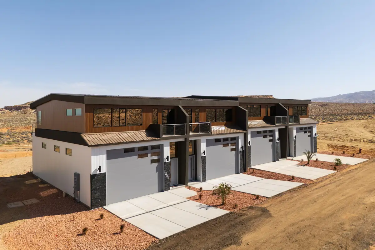 1324 E Lone Rock View Dr, Big Water, UT 84741 - #1