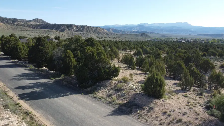 145 S Southerland Ct, Tropic, UT 84776 - #2