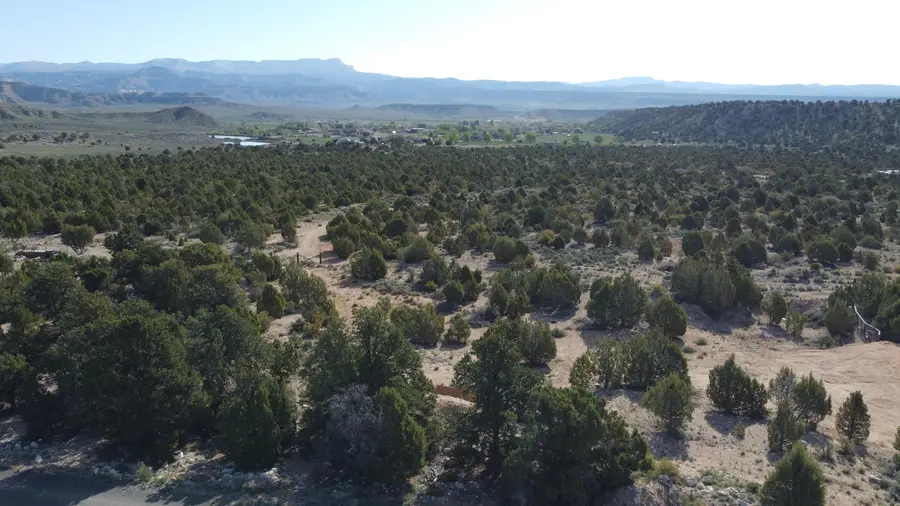 145 S Southerland Ct, Tropic, UT 84776 - #3