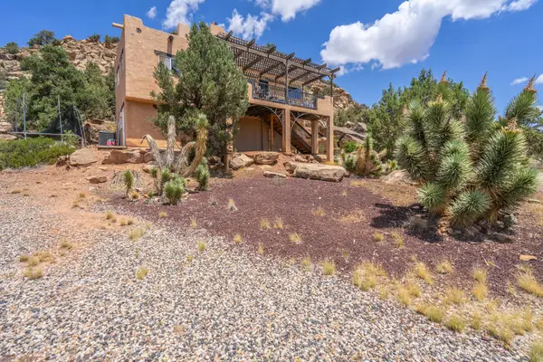944 W Foothill Dr, Apple Valley, UT 84737
