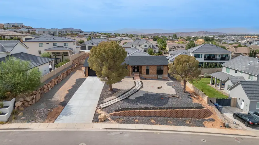 1002 E Crooked Creek Dr, Washington, UT 84780 - #3