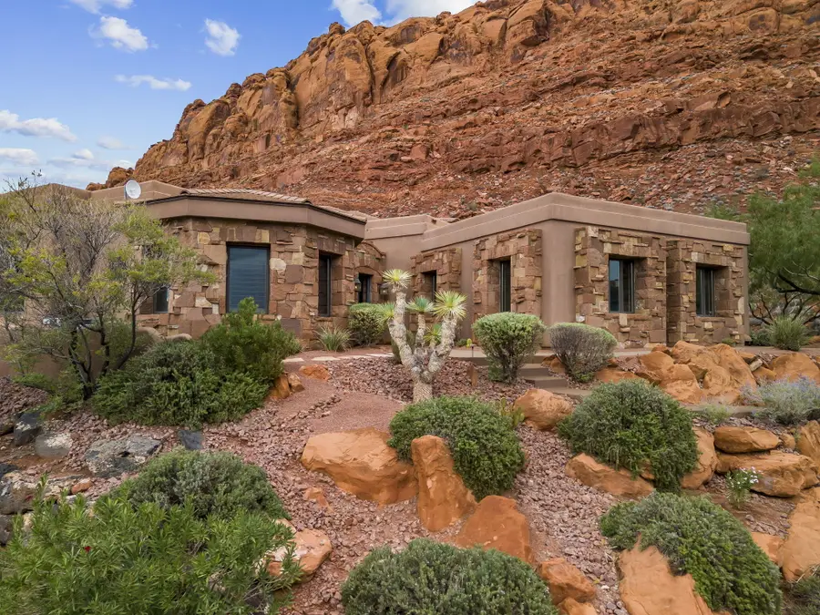 2938 N Chinle Cir, Saint George, UT 84770 - #2
