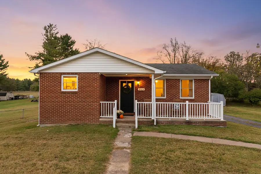 203 Howardsville Tpke, Stuarts Draft, VA 24477 - Image #2