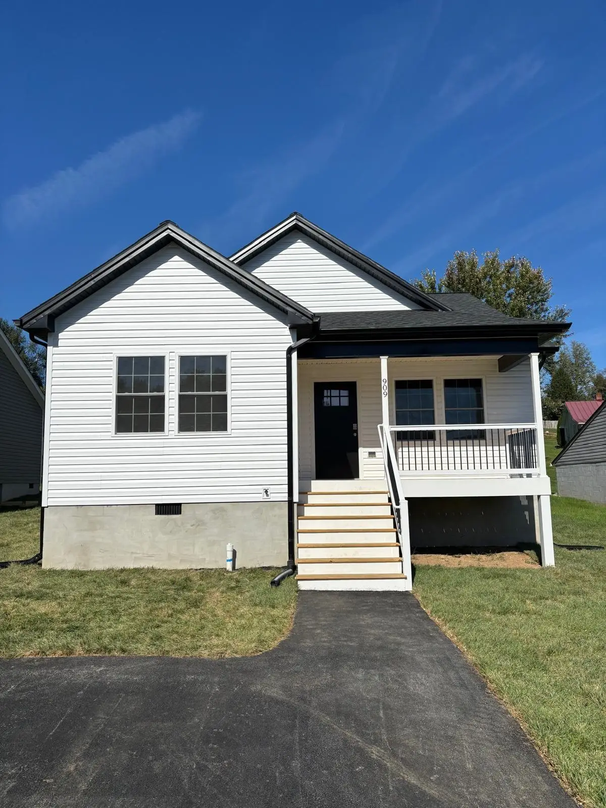 909 Fairfax Ave, Waynesboro, VA 22980 - Image #1