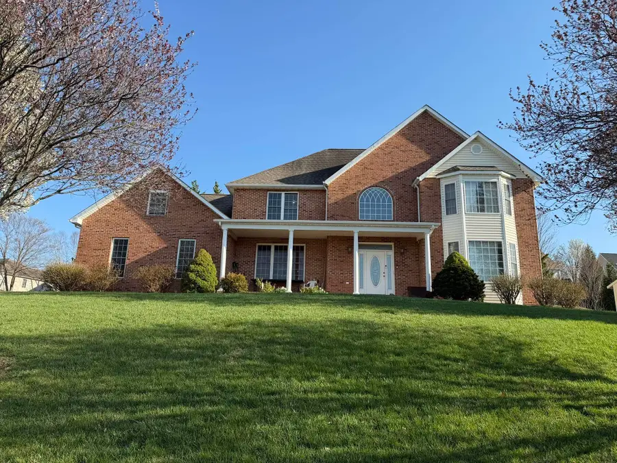 635 Long Meadow Rd, Fishersville, VA 22939 - #2